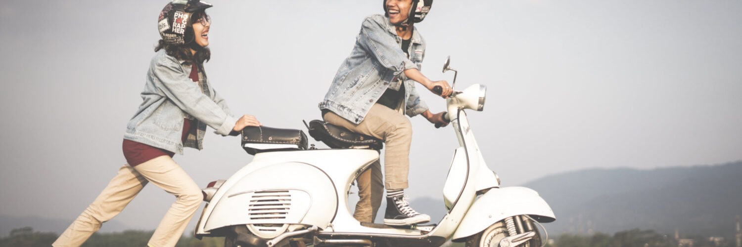 Vrouw die scooter duwt.