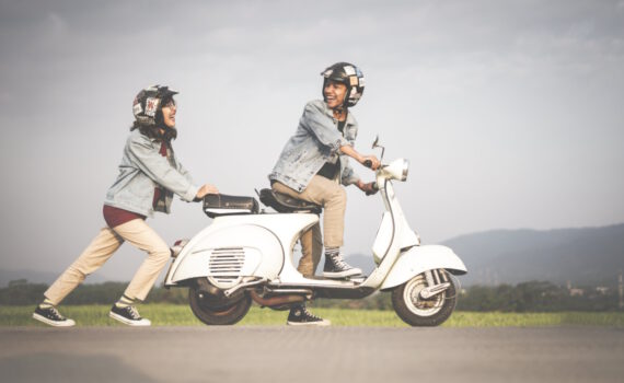 Vrouw die scooter duwt.