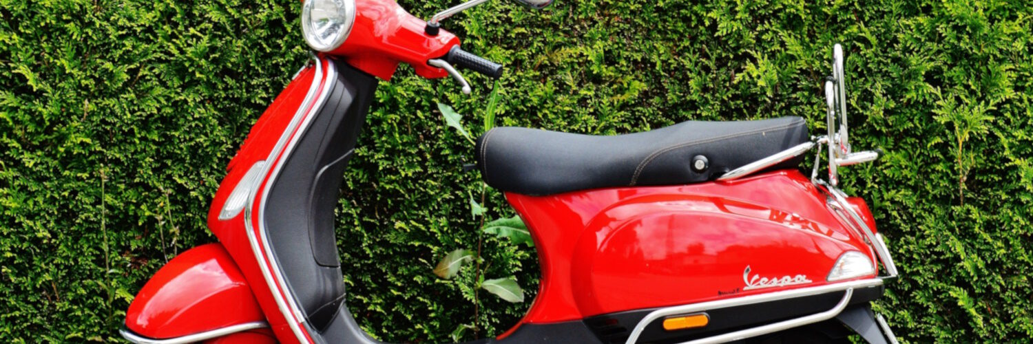 Rode Vespa Scooter