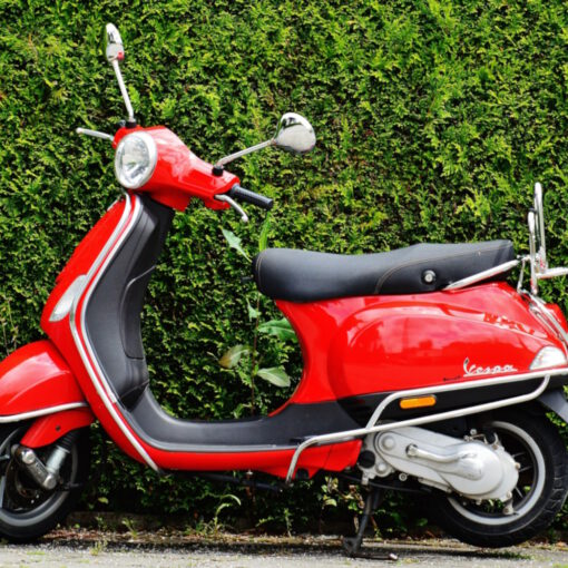 Rode Vespa Scooter